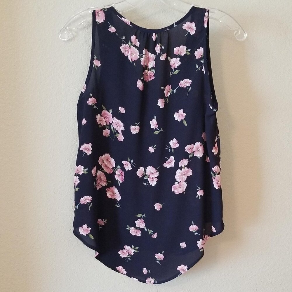 Navy & Pink Floral Patterned Sleeveless Blouse - Picture 2 of 2